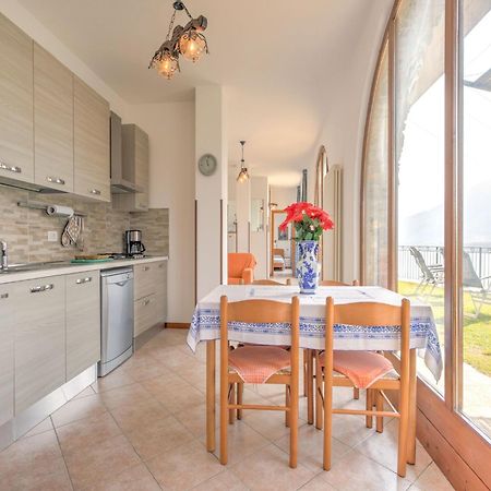 Wonderful Flat With Swimming Pool Lift And Garden Appartement Gravedona Buitenkant foto