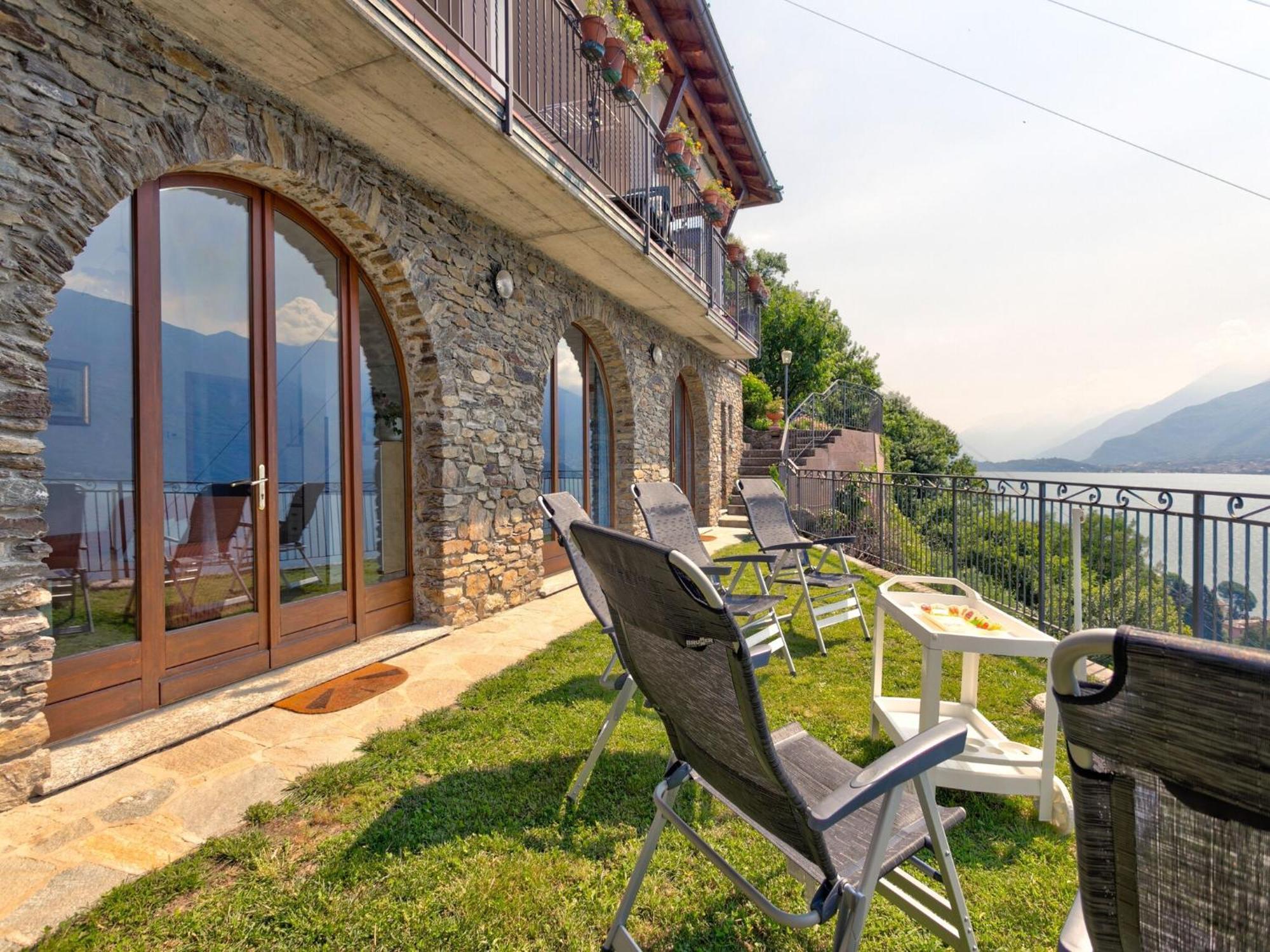Wonderful Flat With Swimming Pool Lift And Garden Appartement Gravedona Buitenkant foto
