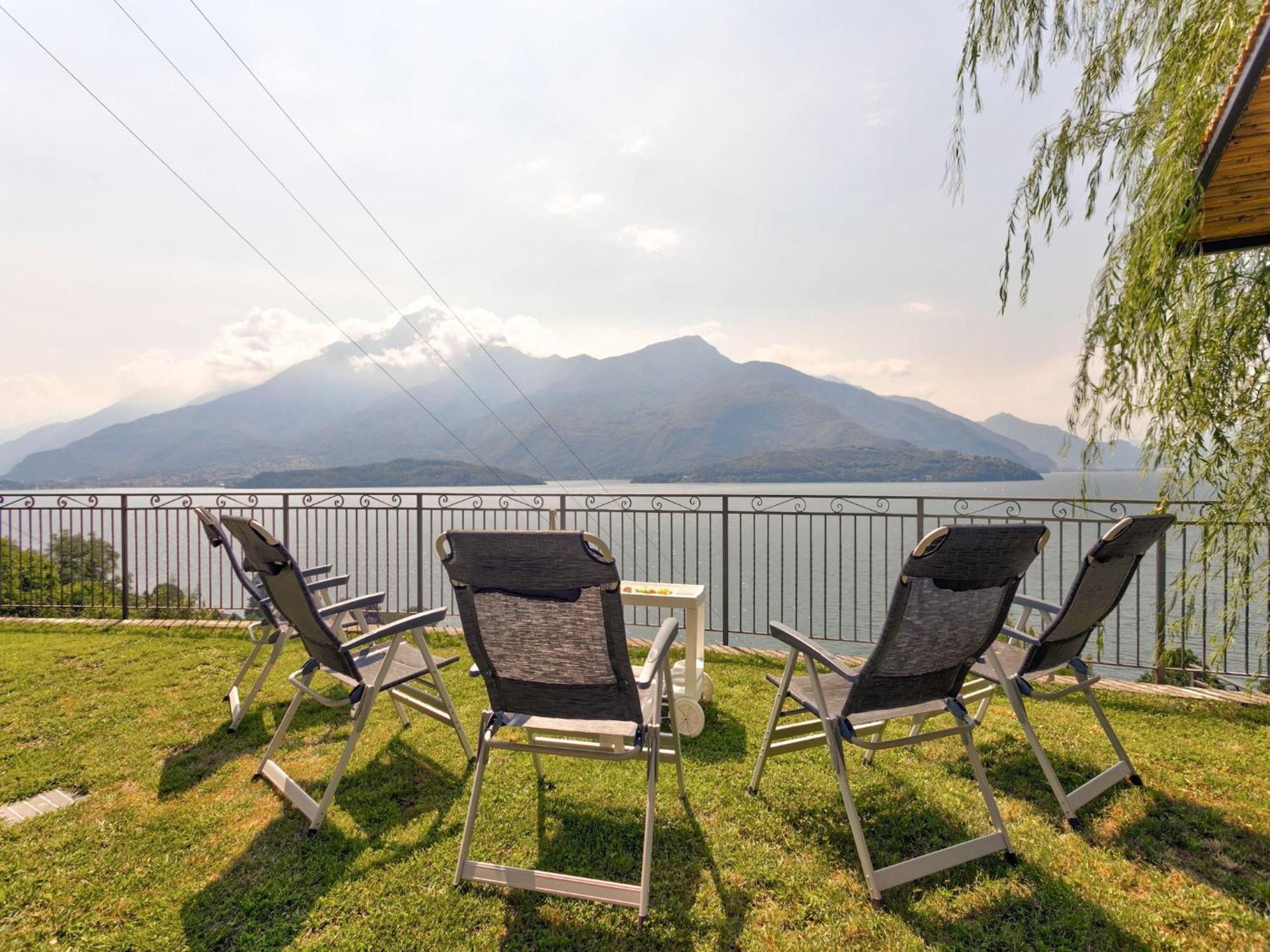 Wonderful Flat With Swimming Pool Lift And Garden Appartement Gravedona Buitenkant foto