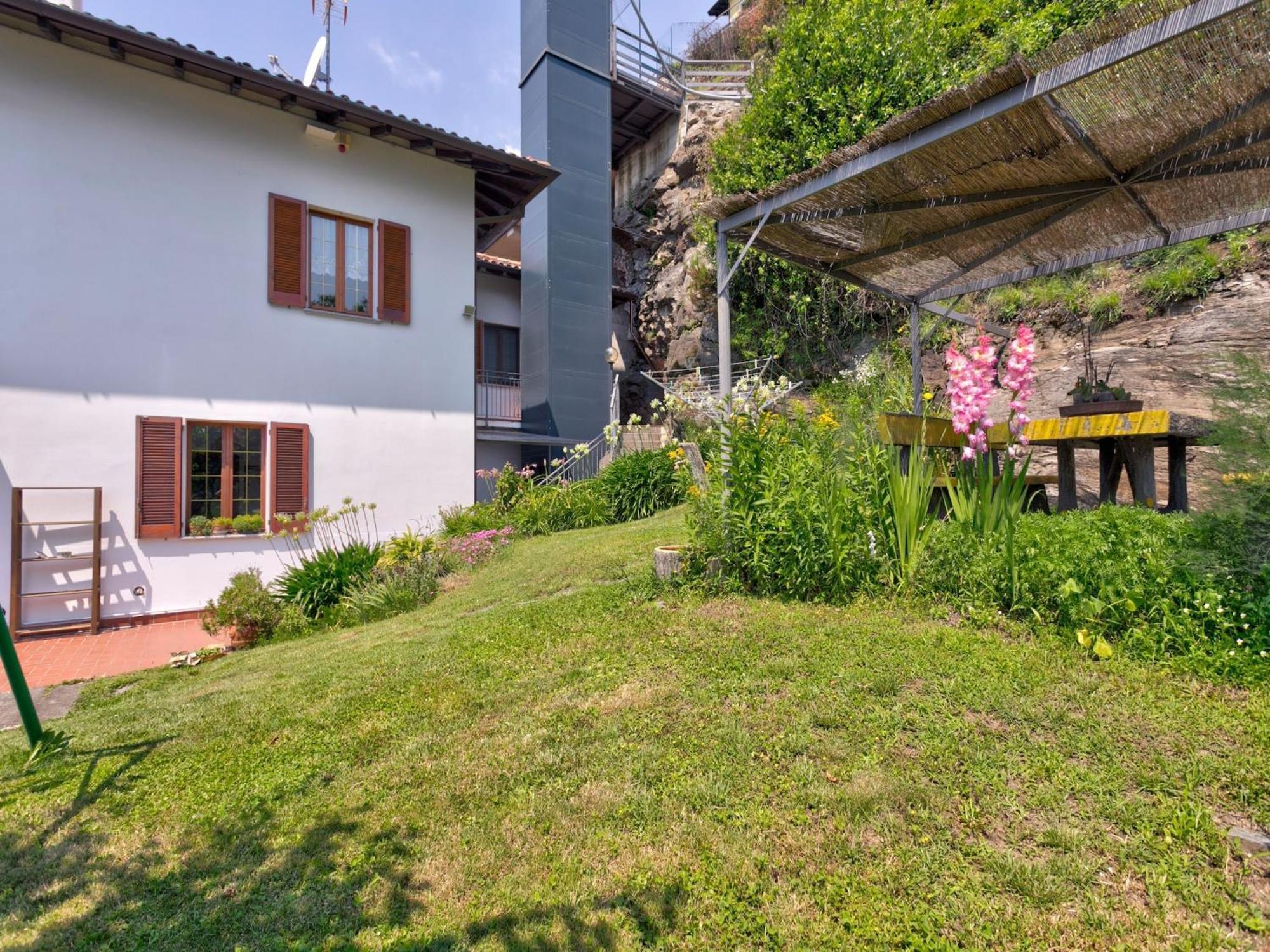 Wonderful Flat With Swimming Pool Lift And Garden Appartement Gravedona Buitenkant foto