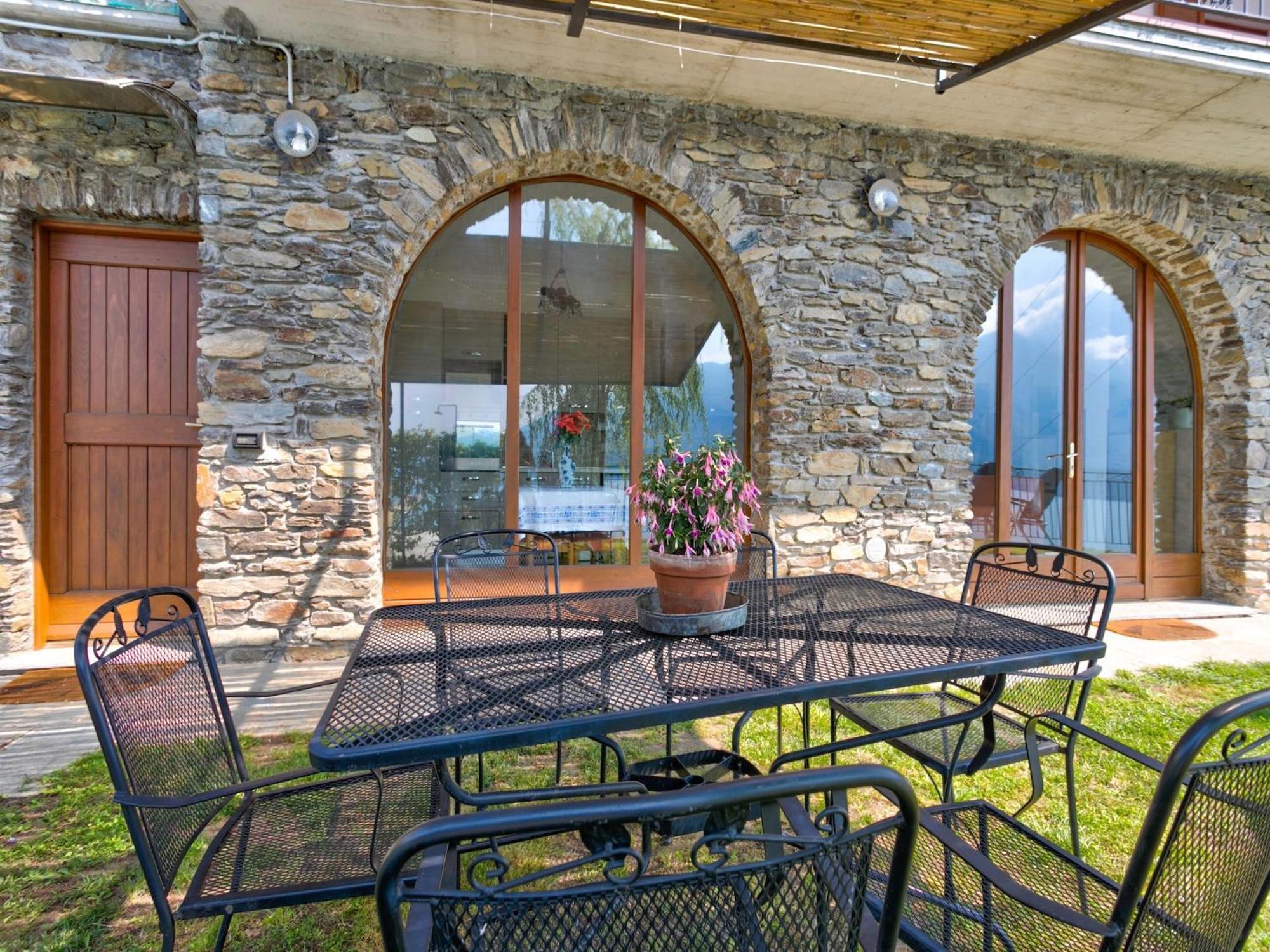 Wonderful Flat With Swimming Pool Lift And Garden Appartement Gravedona Buitenkant foto