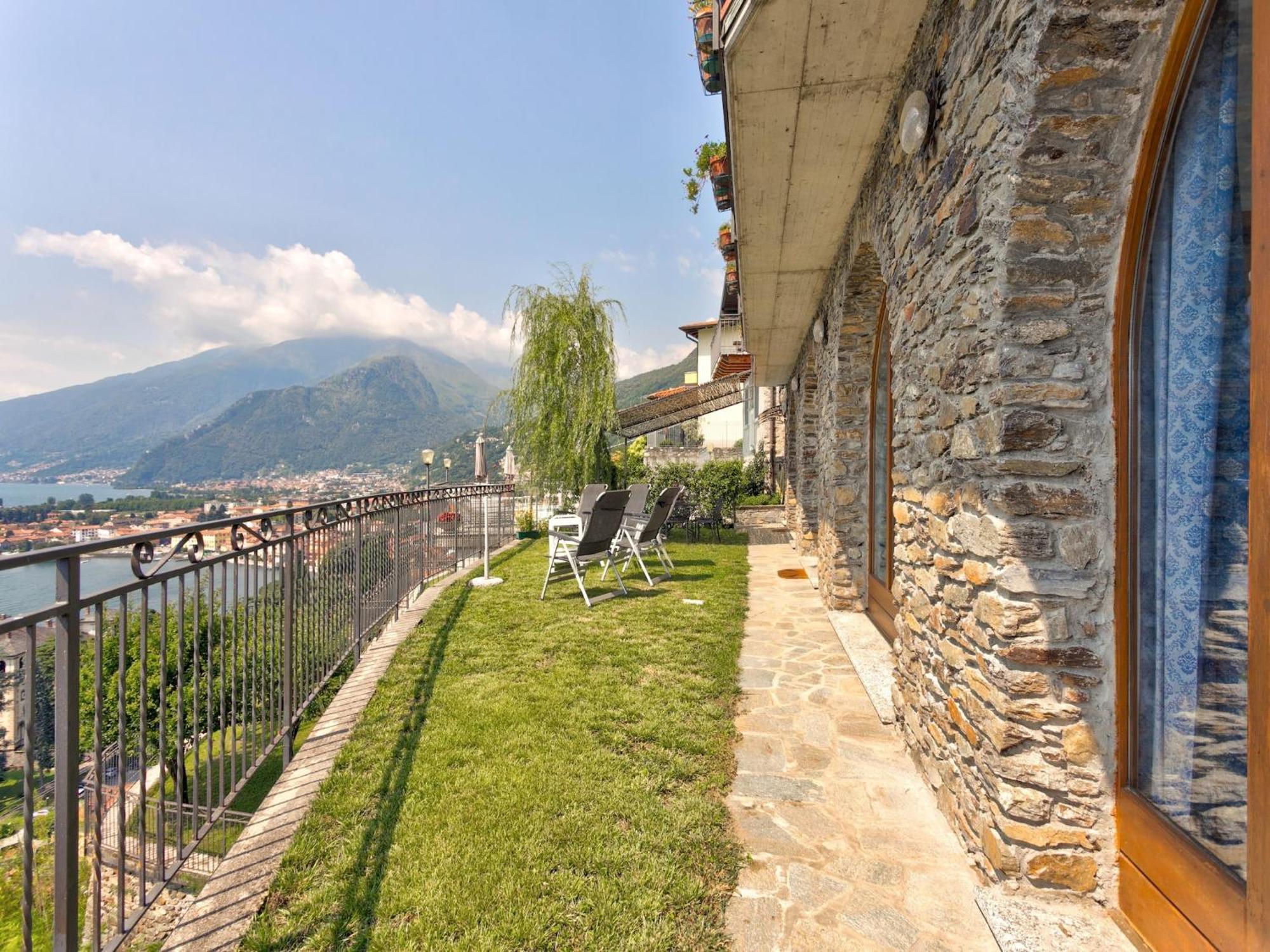 Wonderful Flat With Swimming Pool Lift And Garden Appartement Gravedona Buitenkant foto