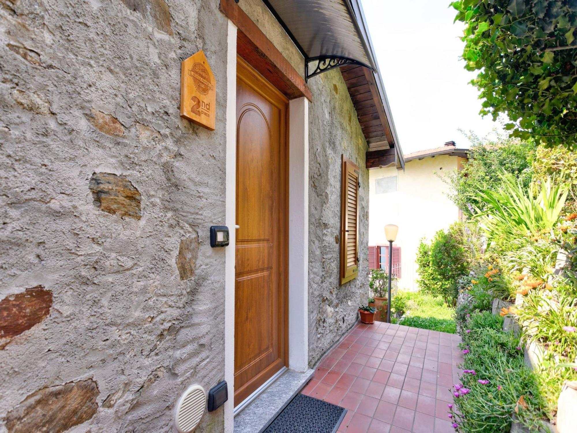Wonderful Flat With Swimming Pool Lift And Garden Appartement Gravedona Buitenkant foto