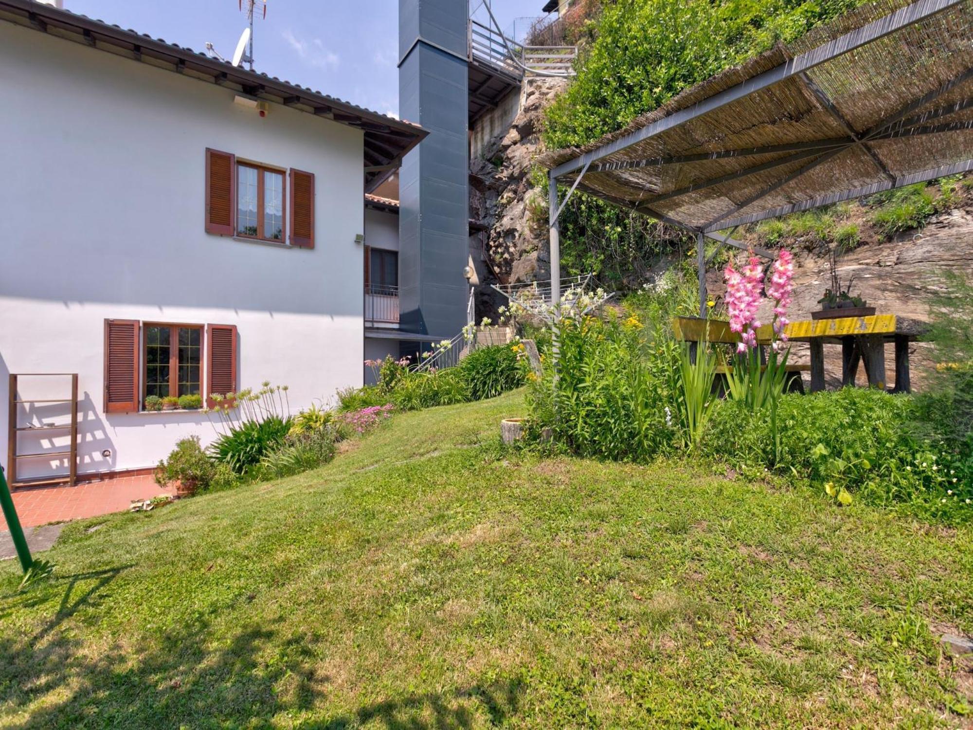 Wonderful Flat With Swimming Pool Lift And Garden Appartement Gravedona Buitenkant foto