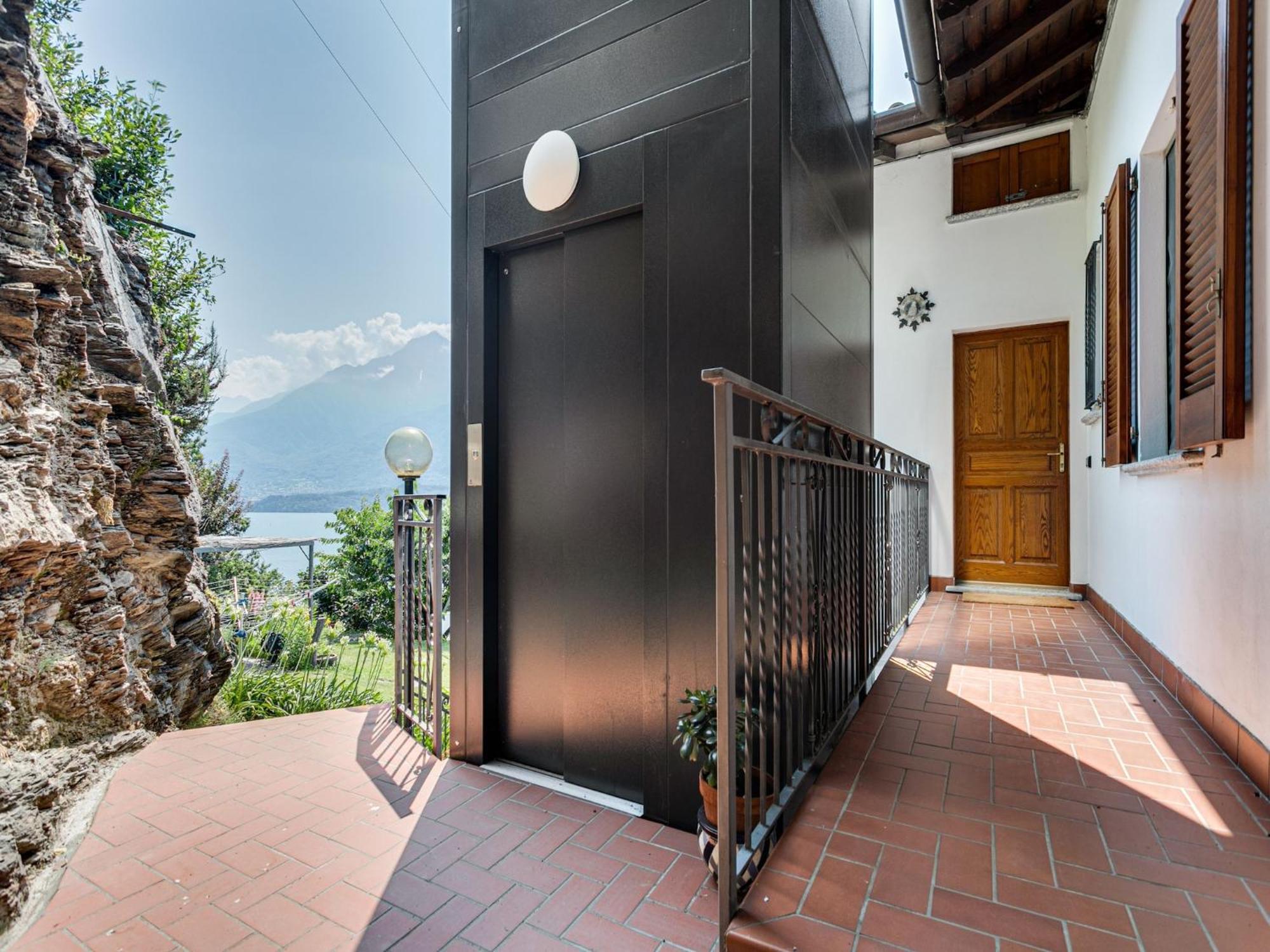 Wonderful Flat With Swimming Pool Lift And Garden Appartement Gravedona Buitenkant foto