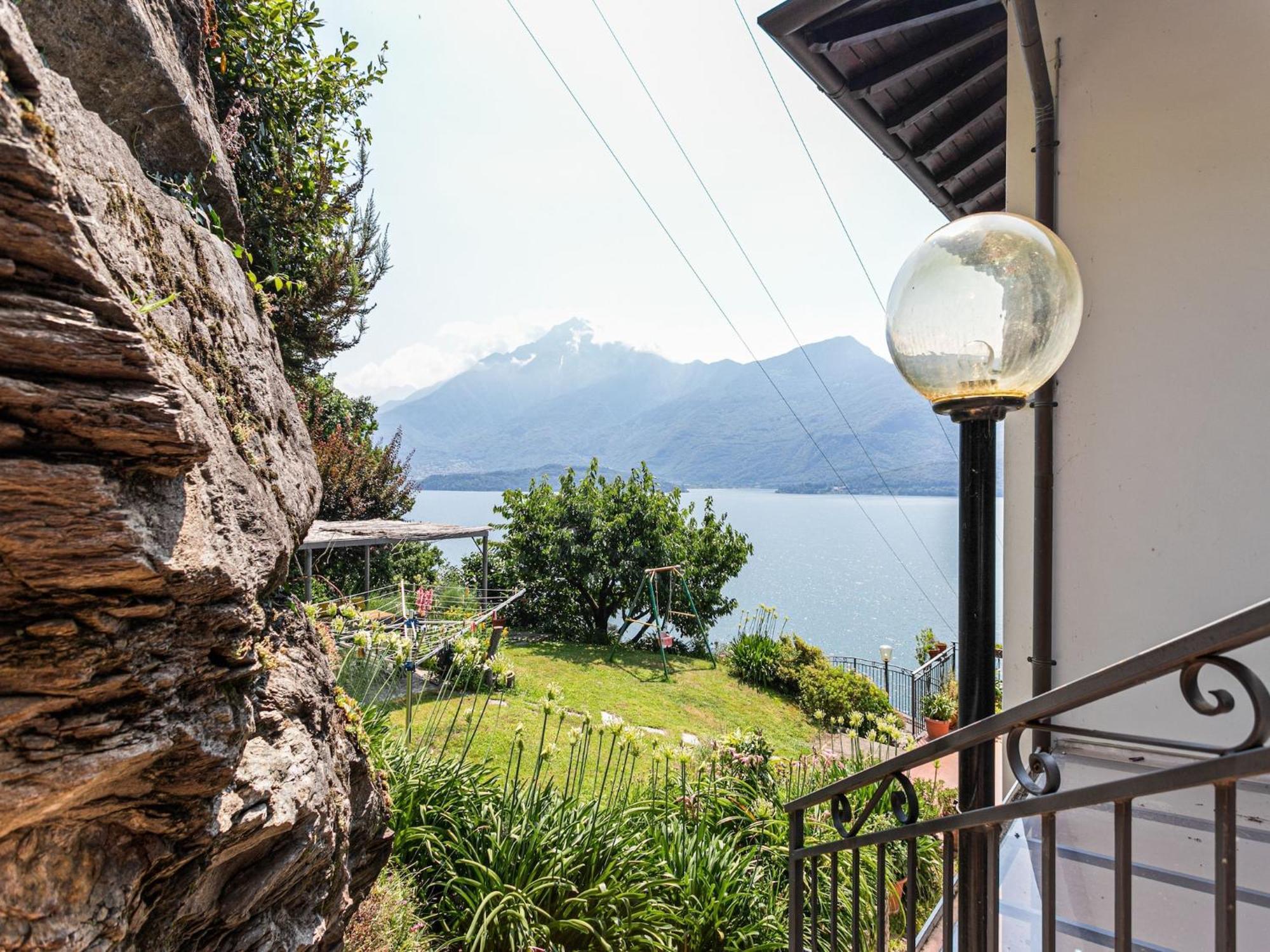 Wonderful Flat With Swimming Pool Lift And Garden Appartement Gravedona Buitenkant foto