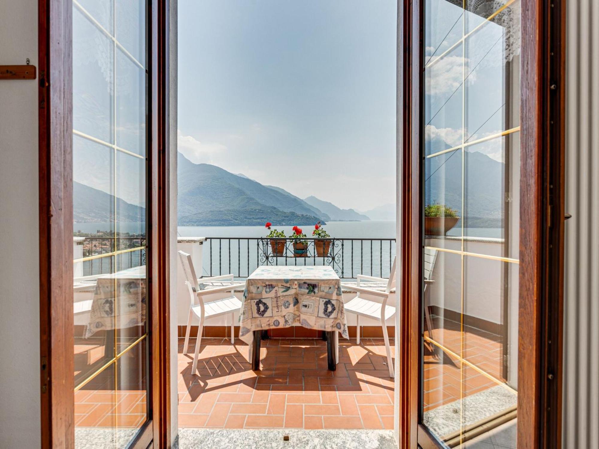 Wonderful Flat With Swimming Pool Lift And Garden Appartement Gravedona Buitenkant foto