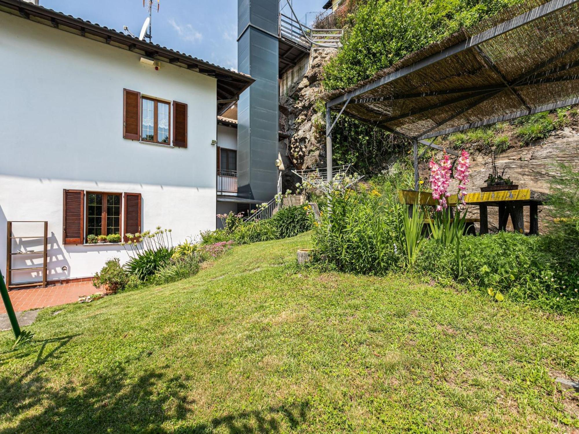 Wonderful Flat With Swimming Pool Lift And Garden Appartement Gravedona Buitenkant foto